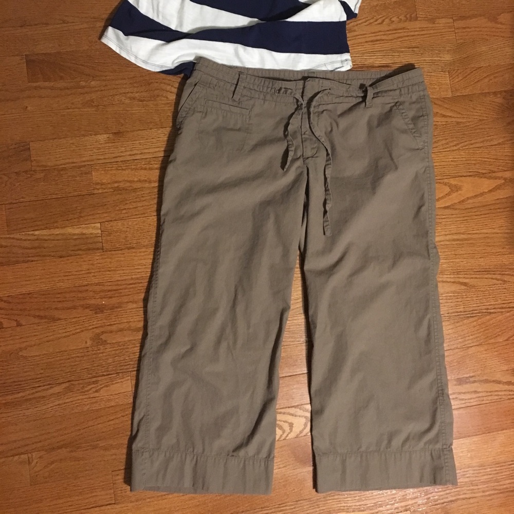 Plus size wide leg khaki Gap capris size 16